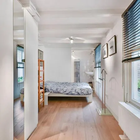 Beautifully Renovated Double Ground Floor House شقة *