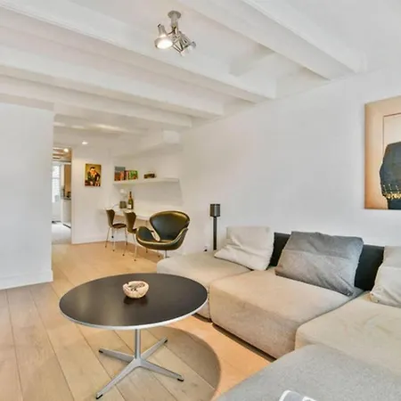 Beautifully Renovated Double Ground Floor House شقة